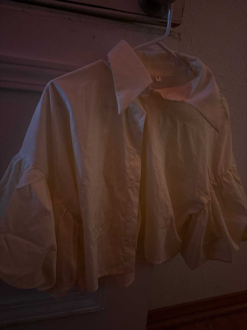 Cropped Puff Sleeve Button-Front Shirt in Cream
